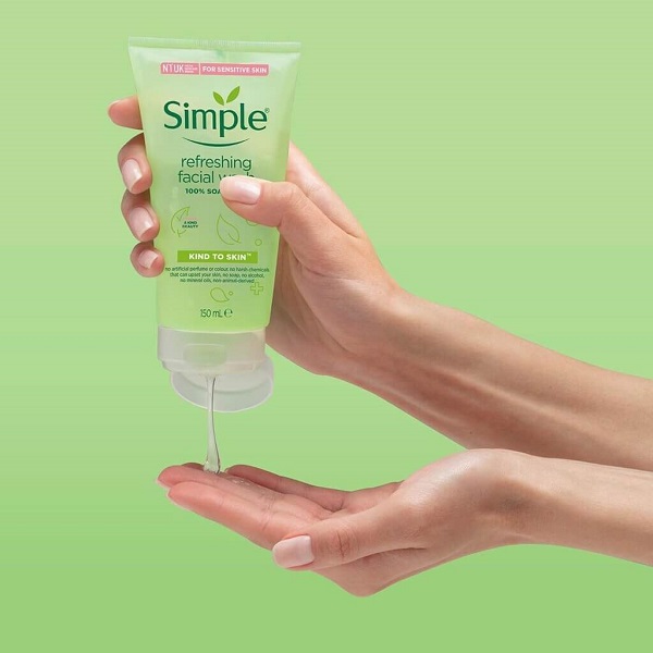 Sữa rửa mặt Simple Kind To Skin dạng gel