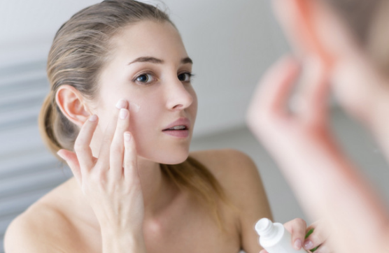 Dùng mỹ phẩm có chứa cồn có hại không