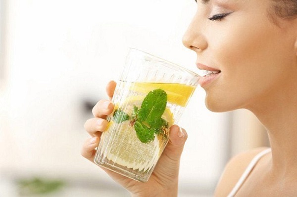 uống nước chanh trước khi ăn sáng có tốt không