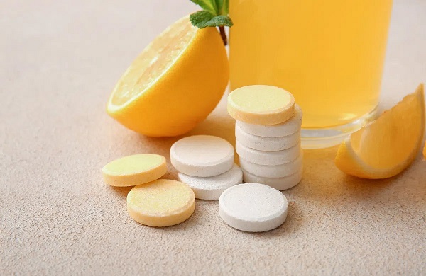 Nên dùng vitamin C bôi hay uống