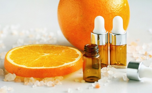 Nên dùng vitamin C bôi hay uống