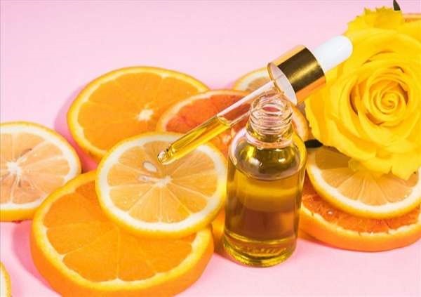 Nên dùng vitamin C bôi hay uống